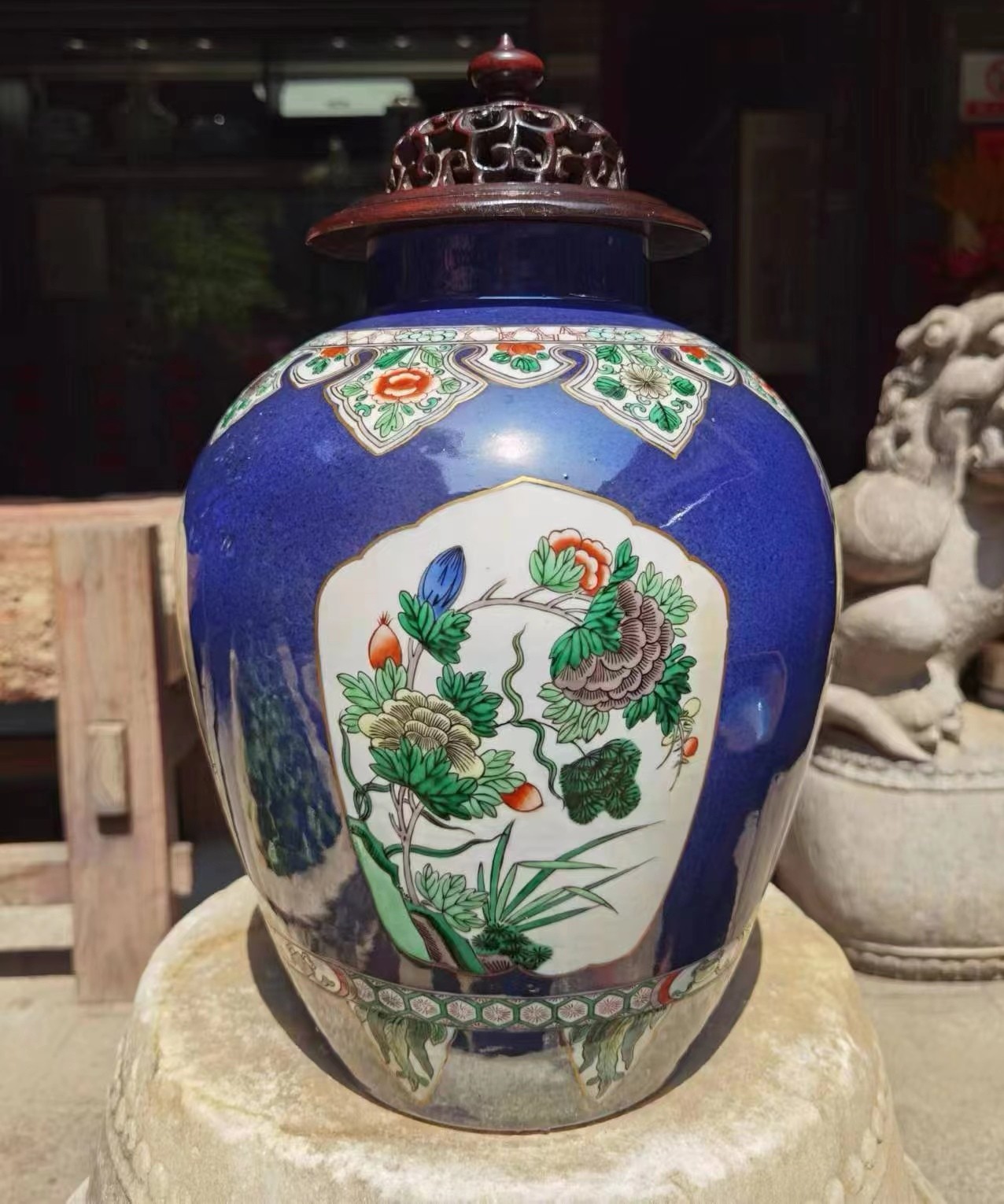 清代蓝釉开光五彩花鸟将军罐