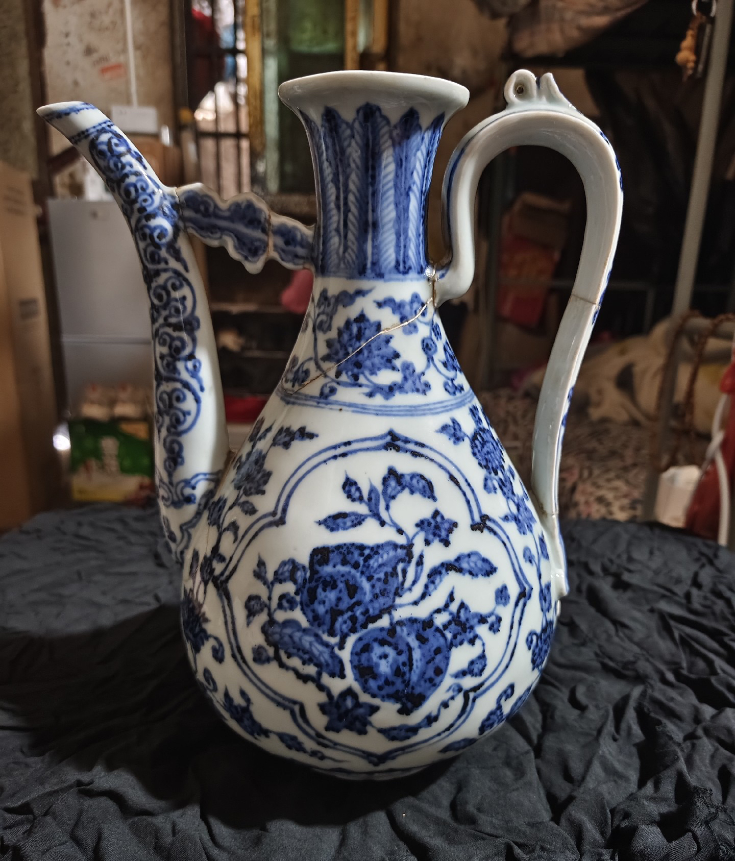 青花缠枝莲纹执壶