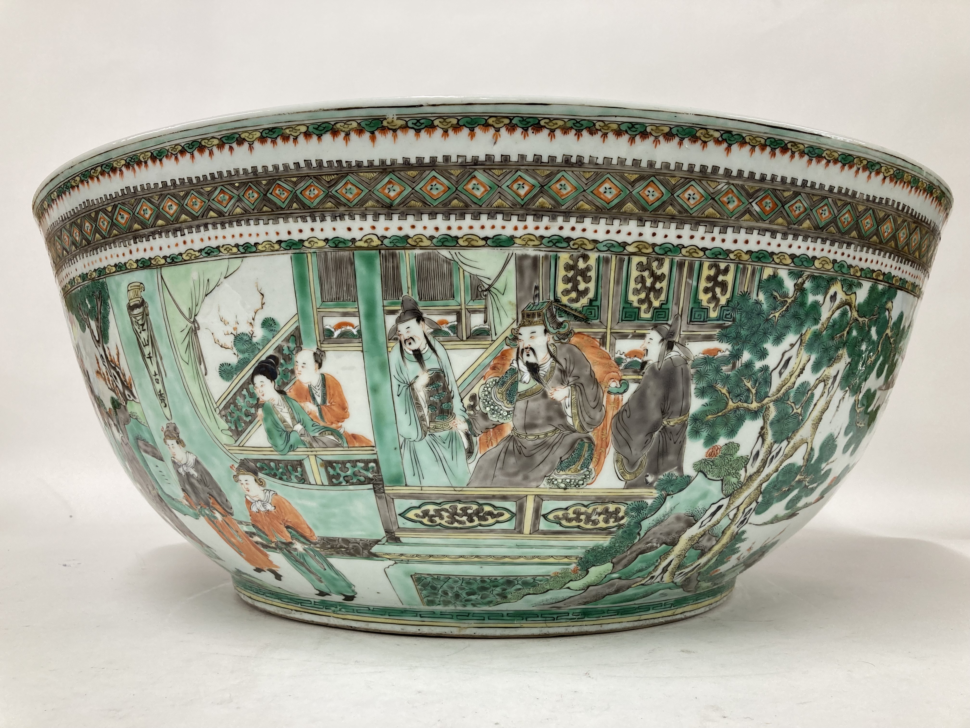 清代粉彩战将人物故事大碗