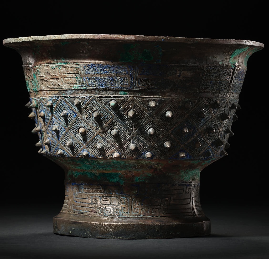 商晚乳钉龙纹簋