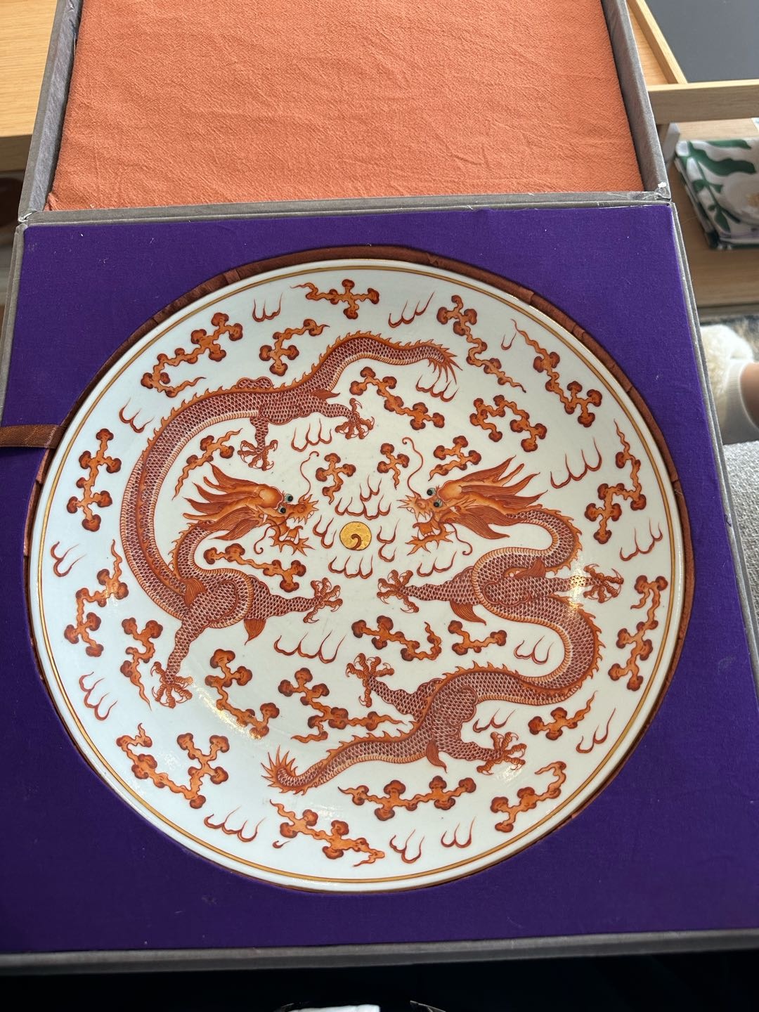 矾红彩描金双龙戏珠纹盘