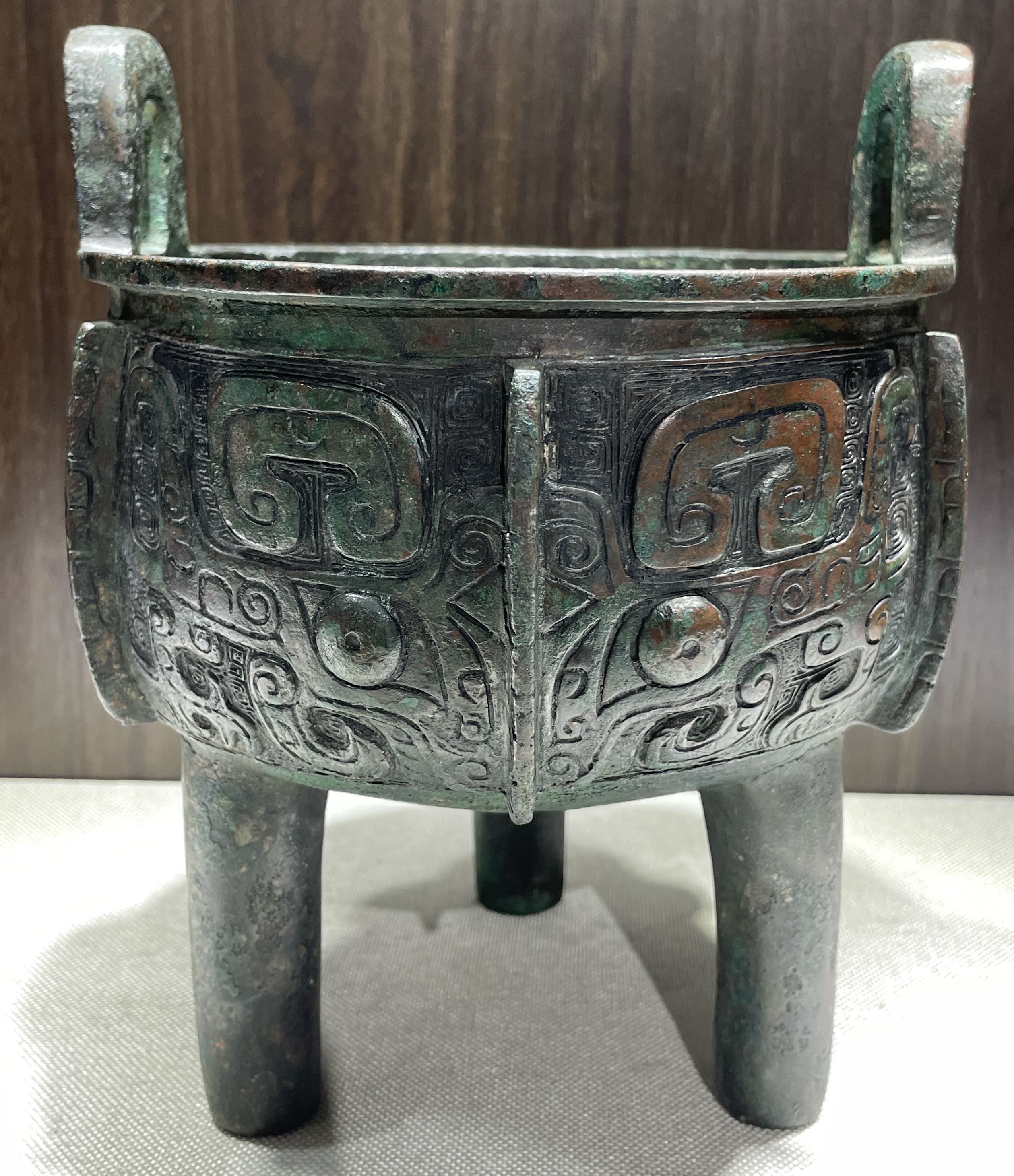 圆足饕餮纹立耳青铜鼎