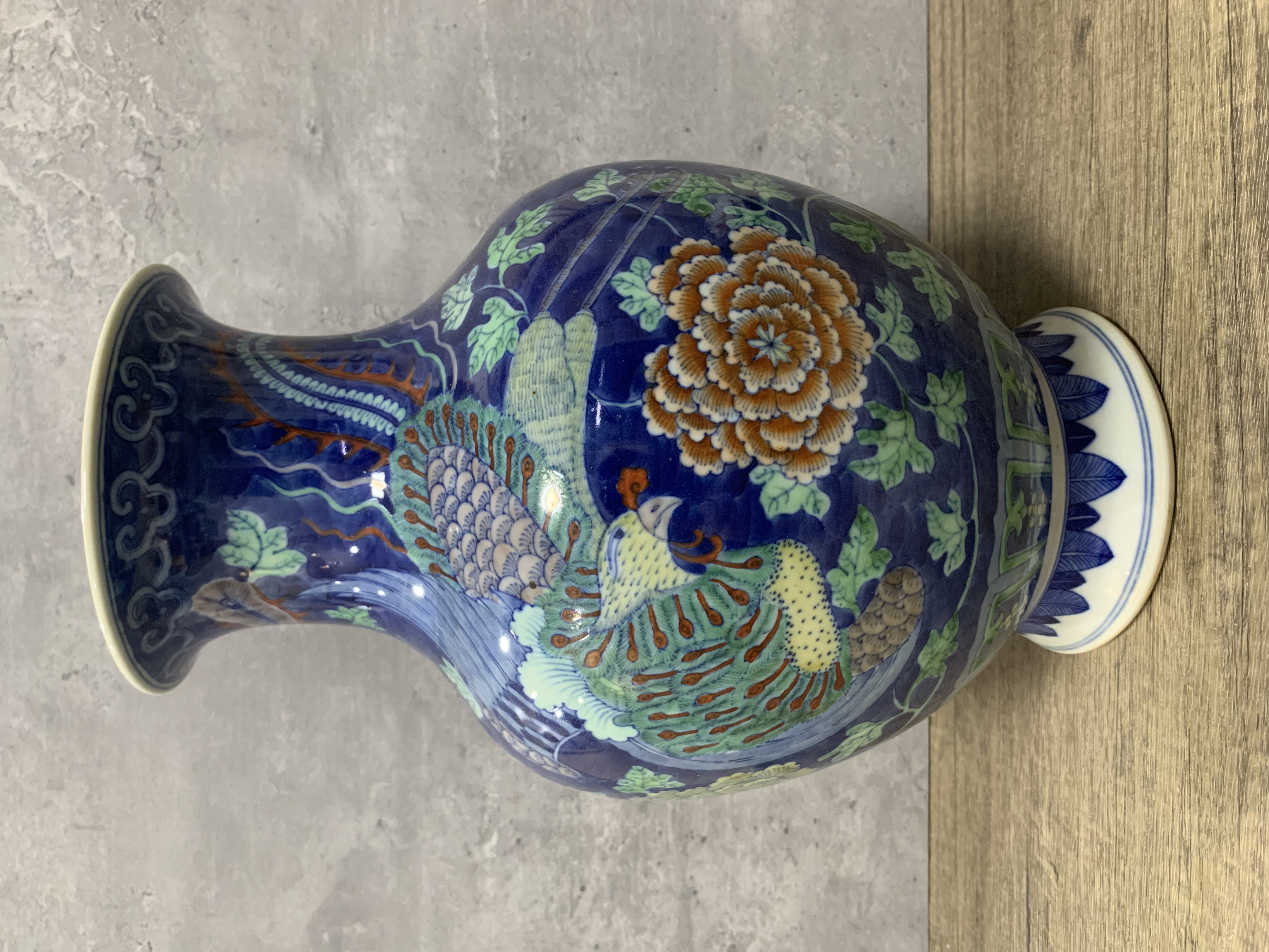 青花蓝地五彩凤凰牡丹纹瓶