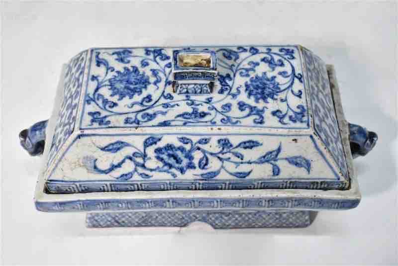 青花缠枝莲纹簋