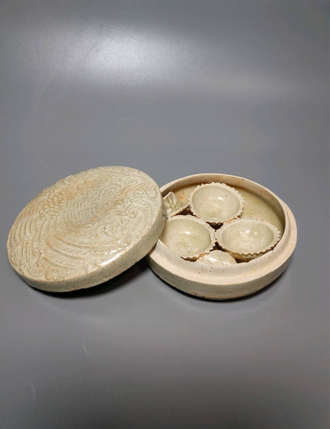 青白釉凤穿牡丹纹大号粉盒