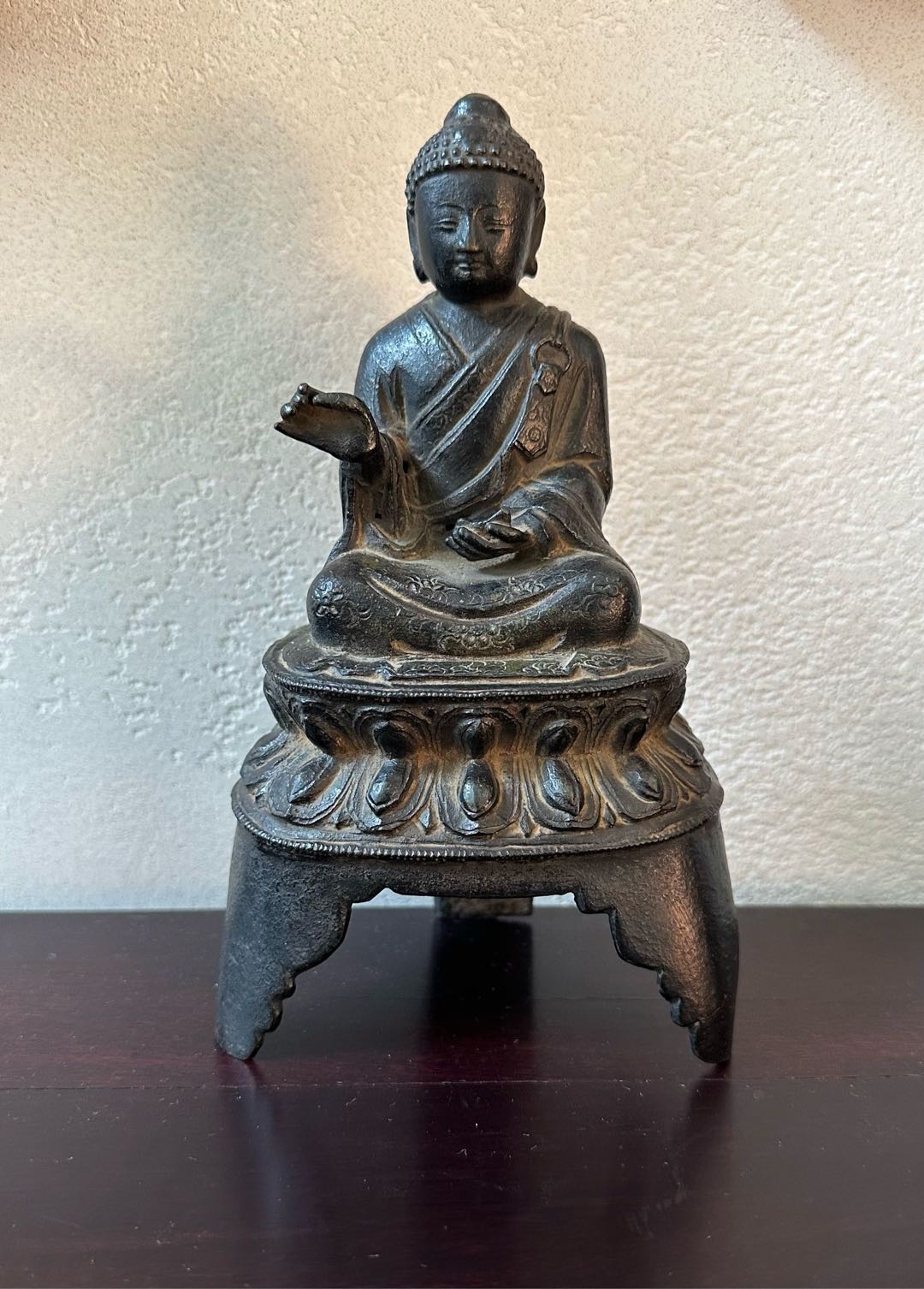 三足底座铜佛像