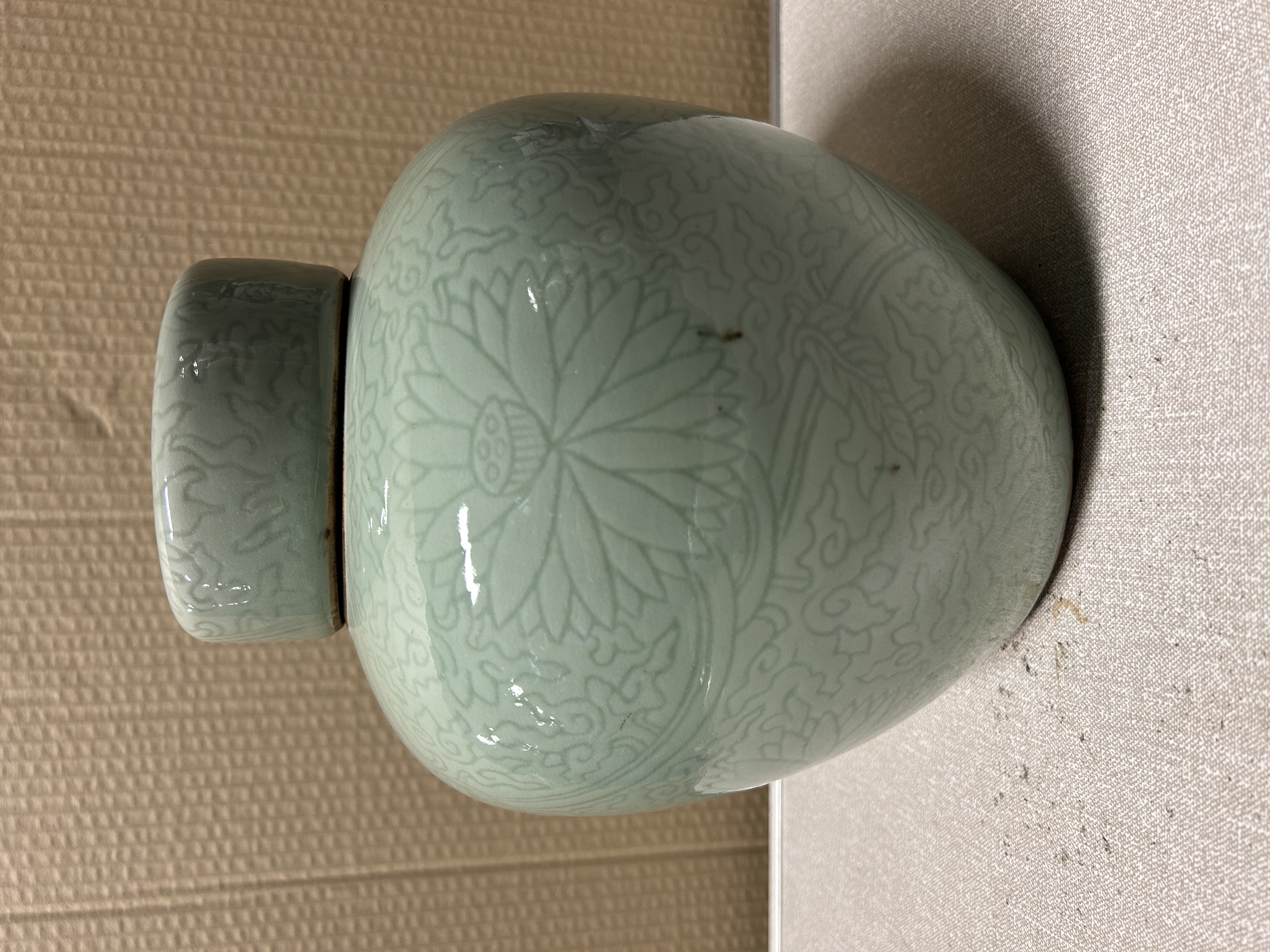 青釉刻莲花纹盖罐