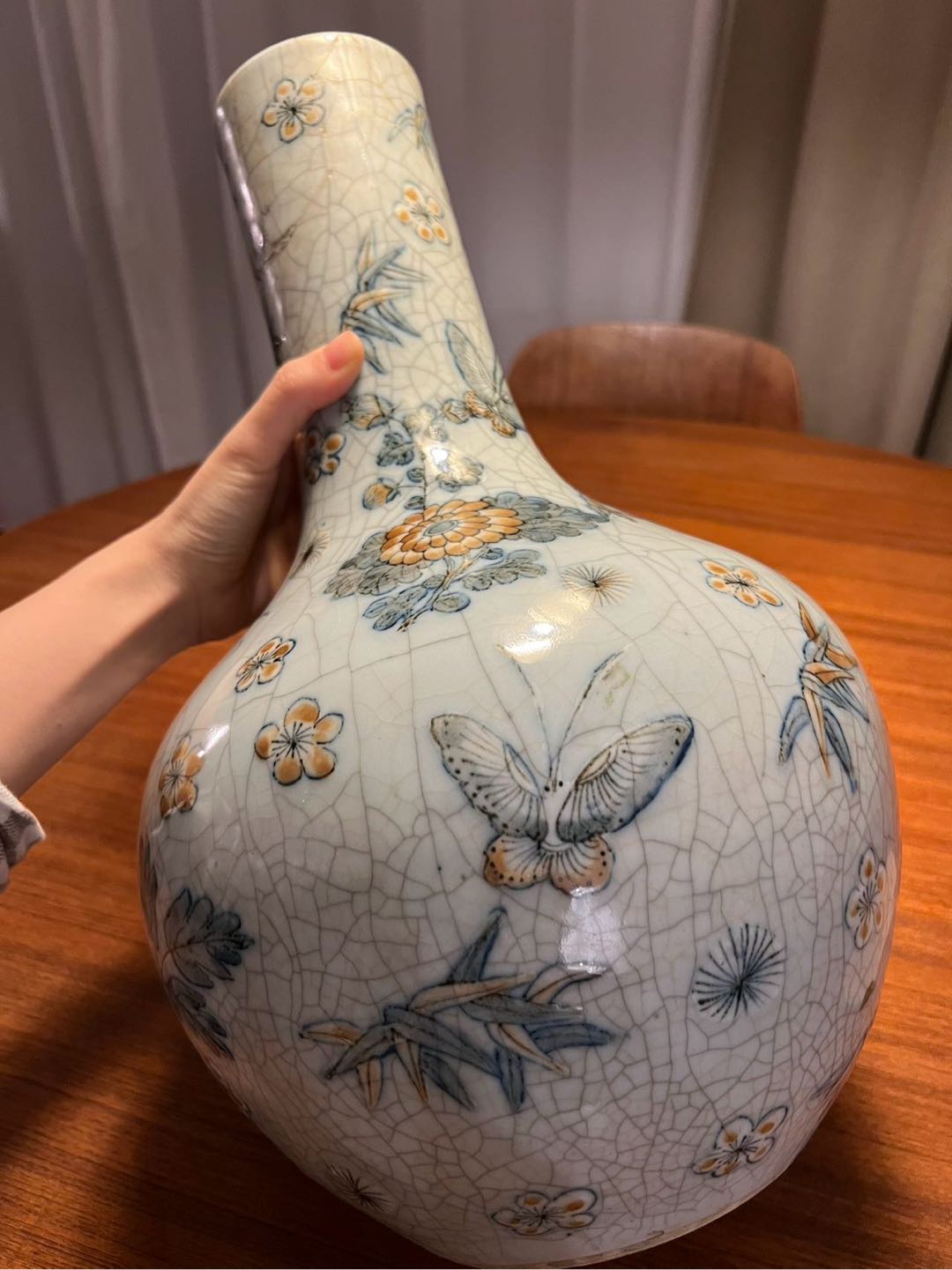 哥釉青花化蝶纹天球瓶