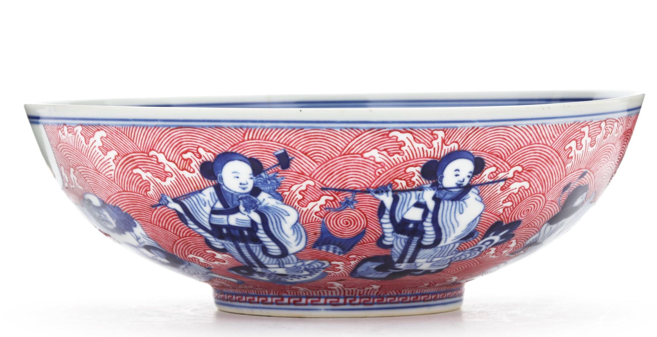 青花矾红 八仙过海纹碗