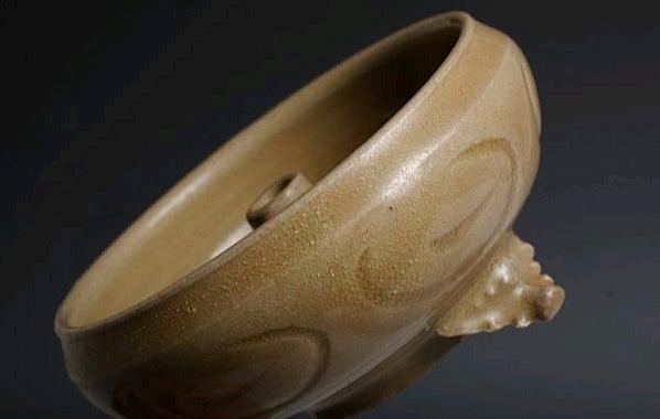 米黄釉炉式灯盏