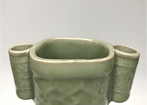 龙泉窑镂空贯耳瓶