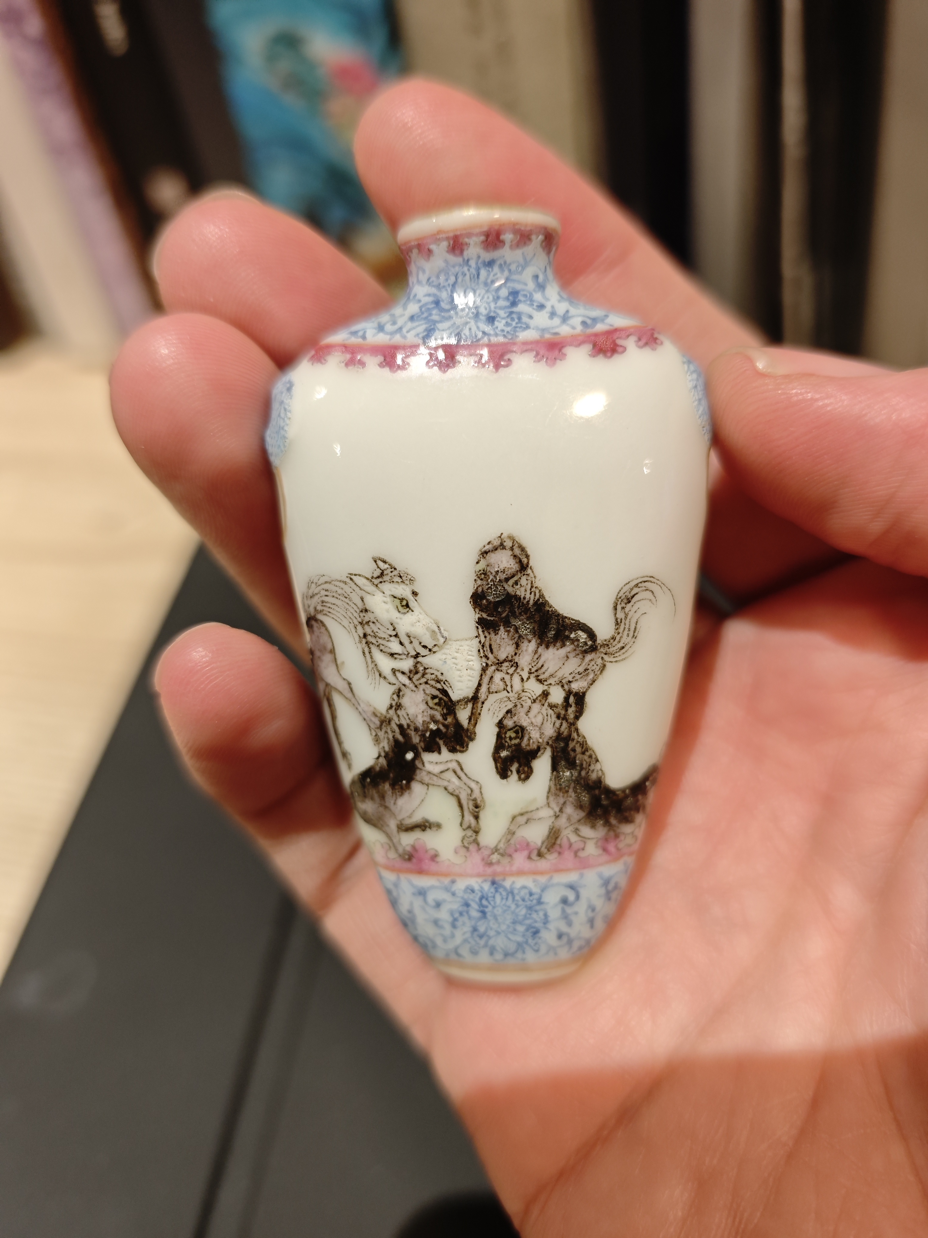 料彩八骏鼻烟壶