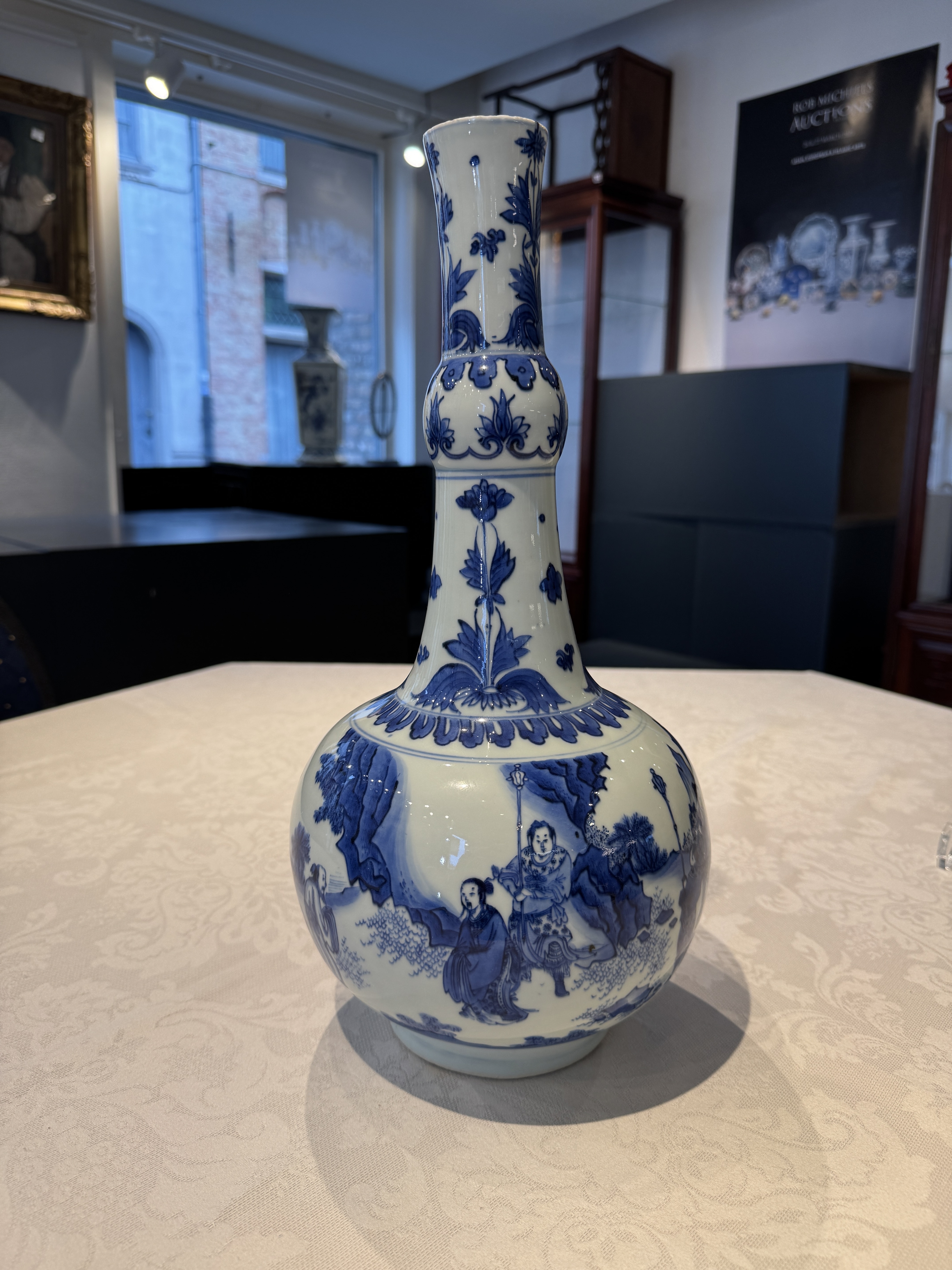 崇祯青花人物长颈瓶(高约39cm)