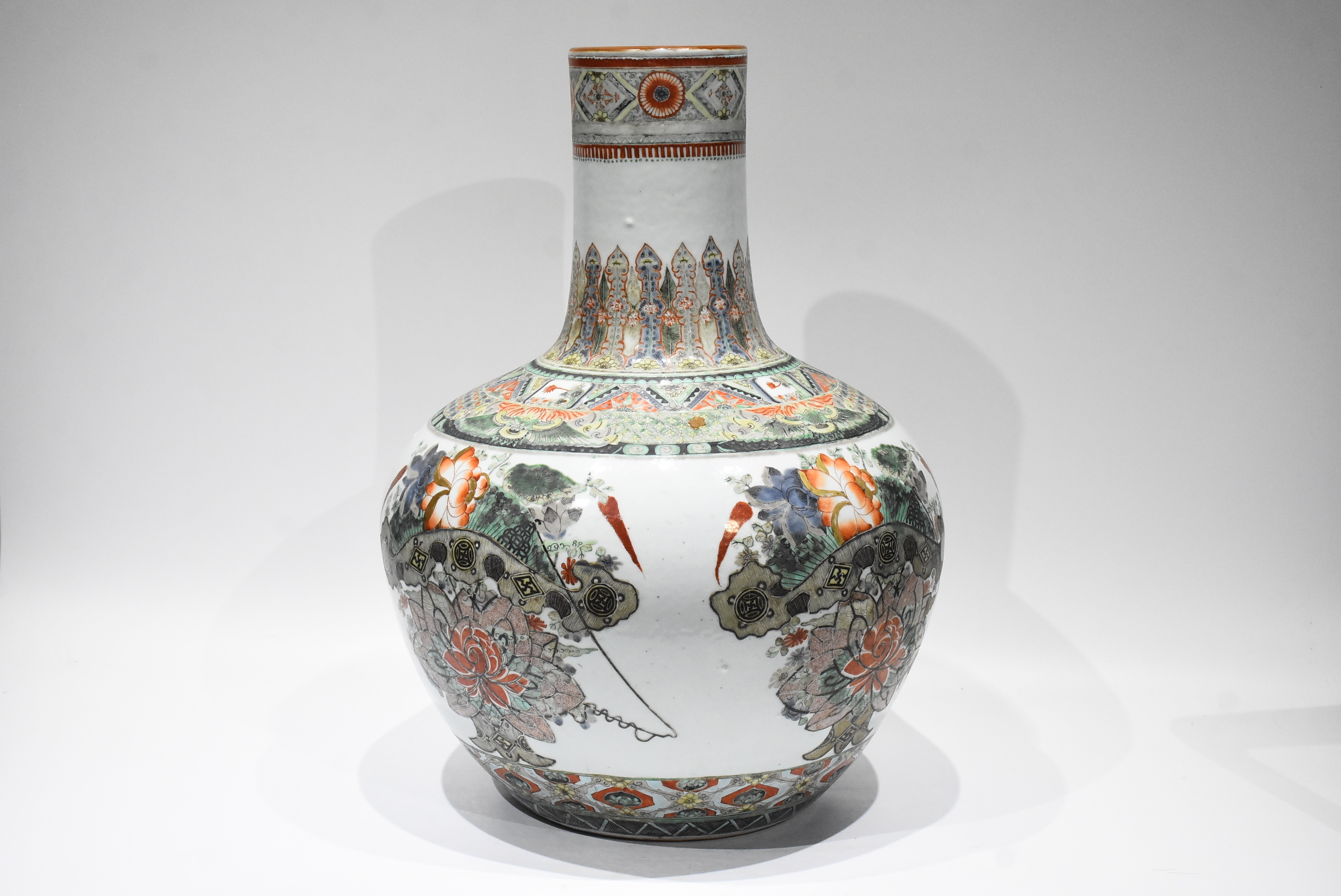 晚清（光绪）粉彩荷花纹天球瓶