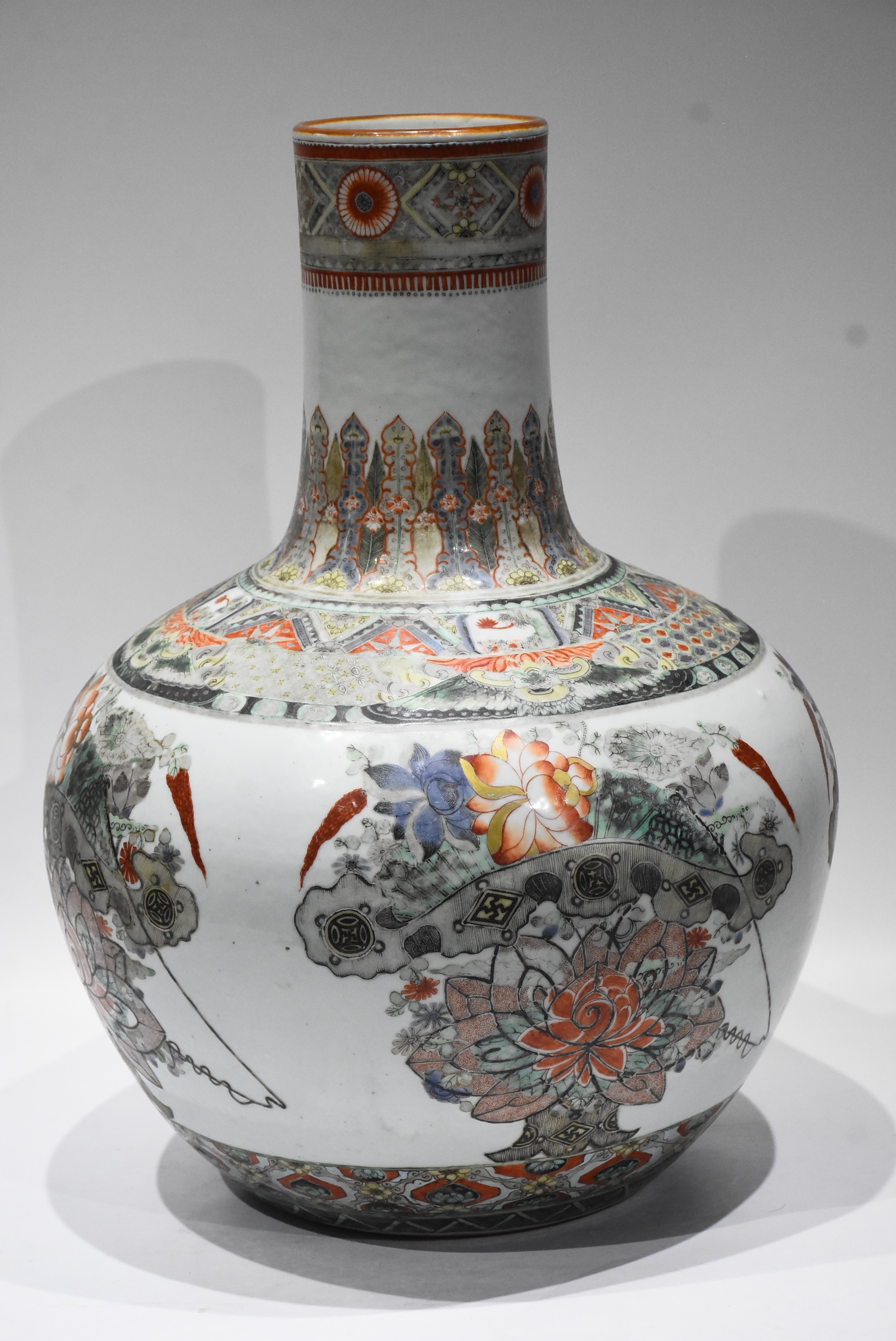 晚清（光绪）粉彩荷花纹天球瓶