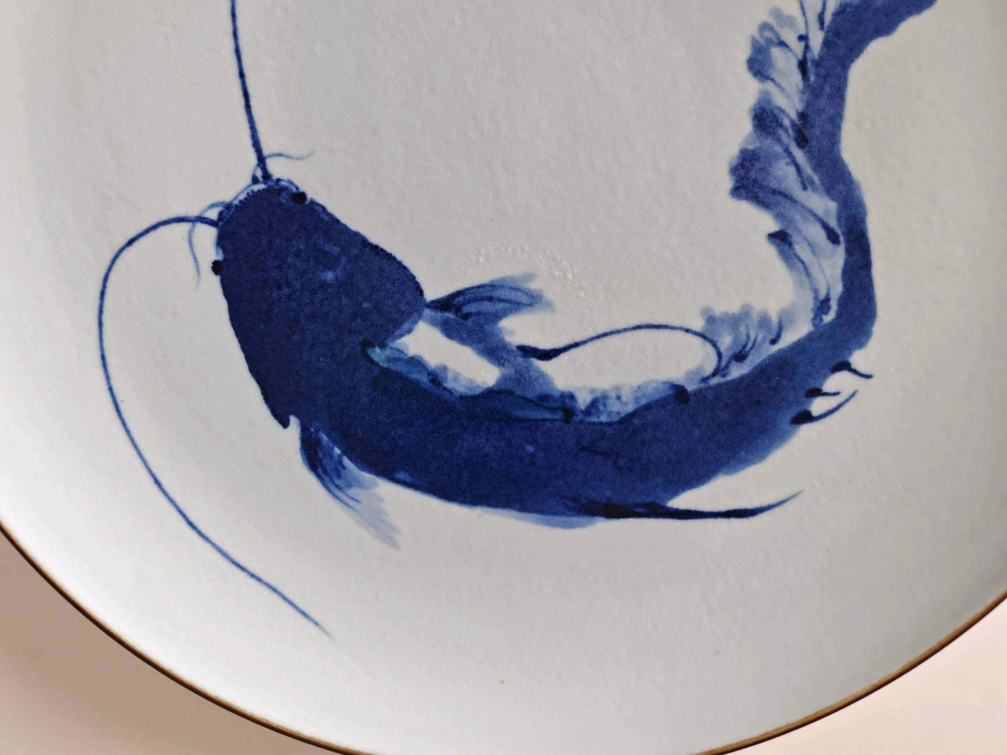 王步竹溪款陶青老人 青花鲇鱼盘