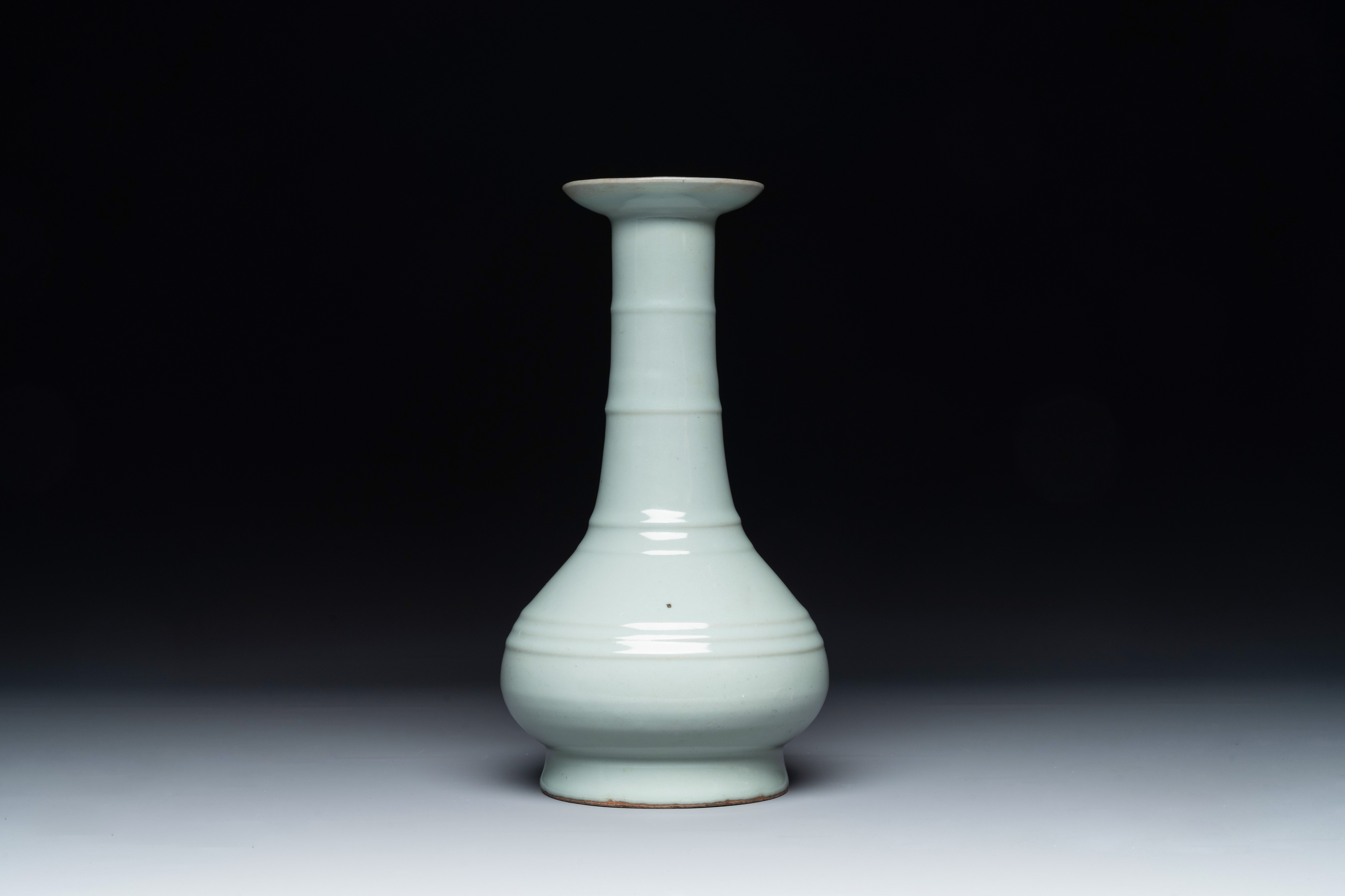 青釉弦纹长颈盘口瓶