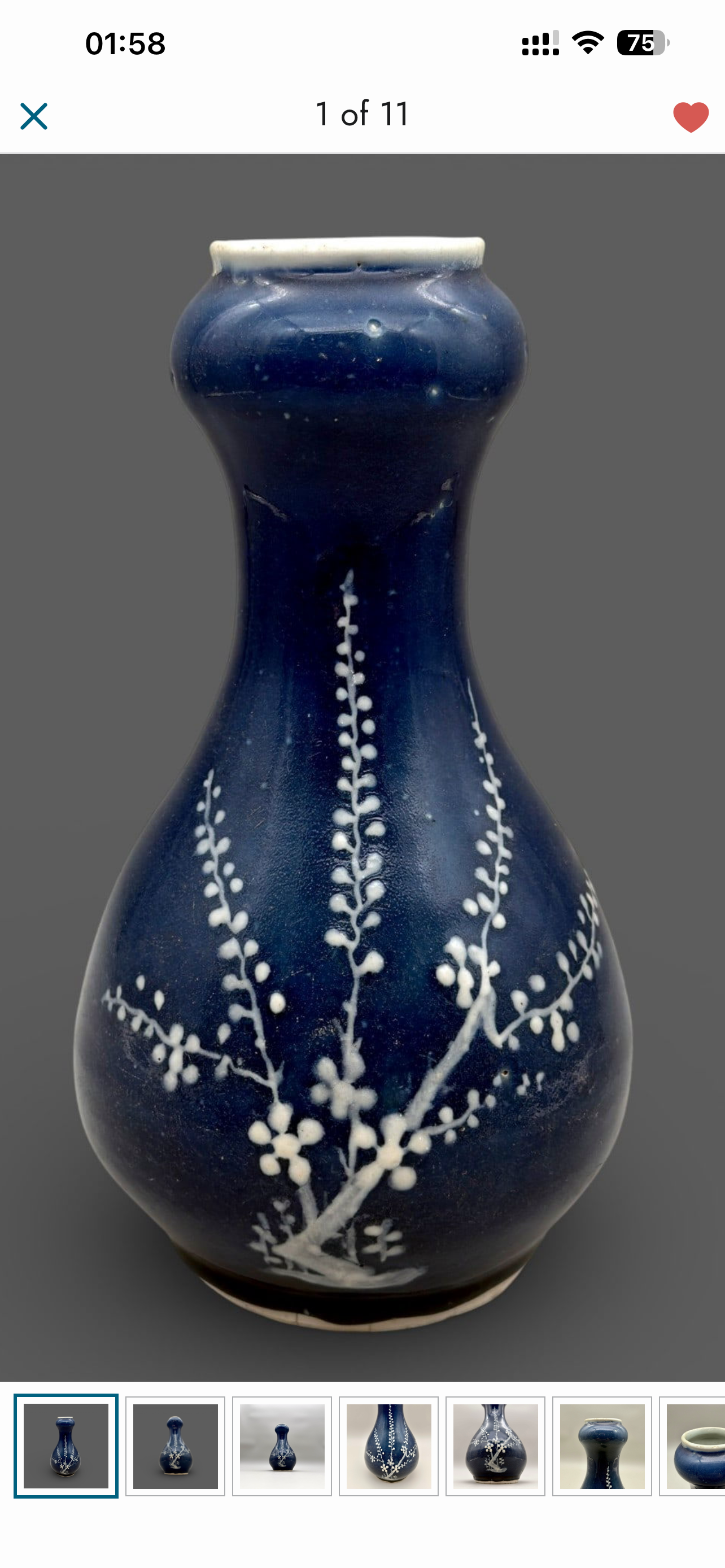 蓝地白花花卉纹蒜头瓶