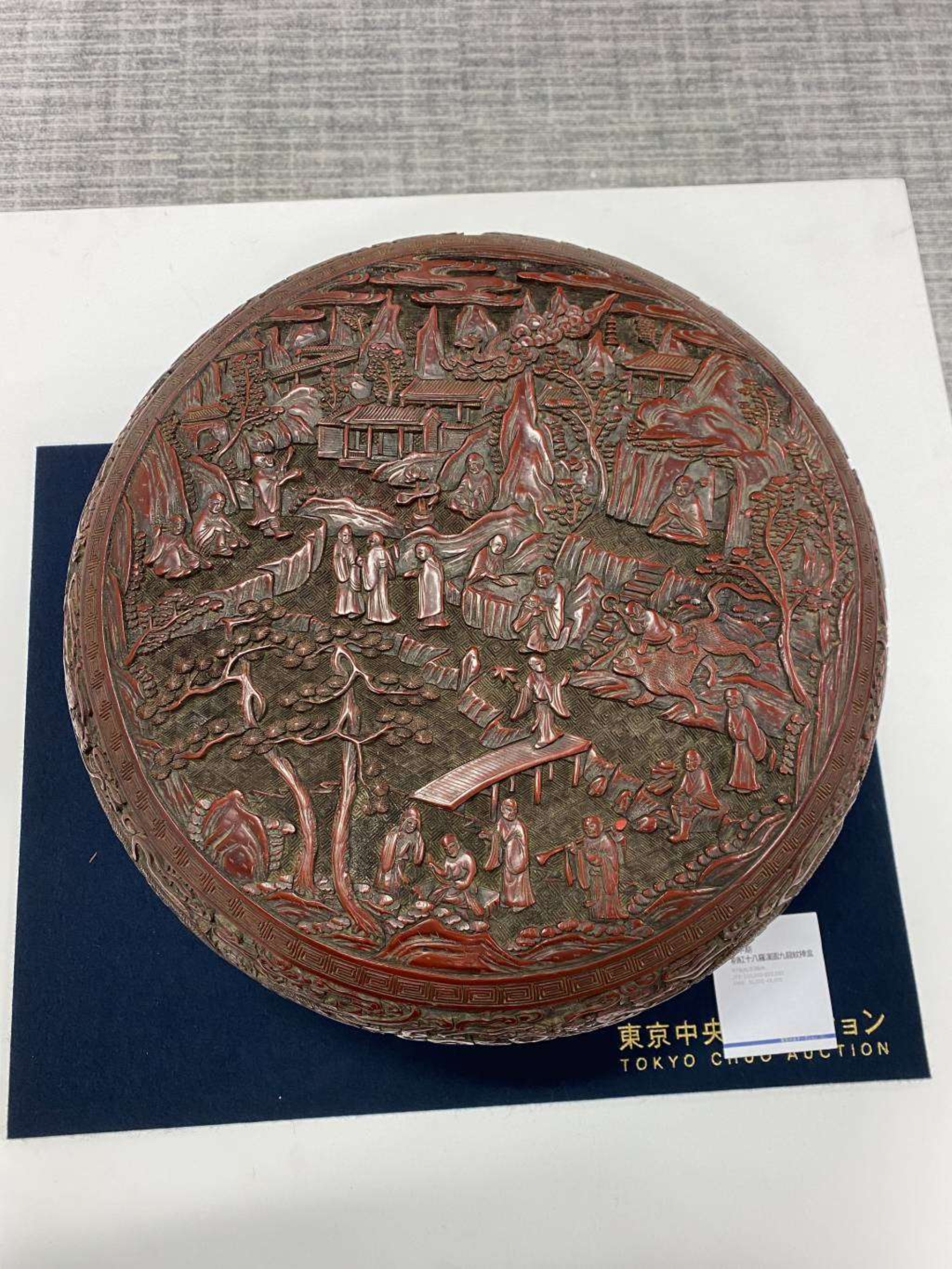 剔紅十八羅漢圖九龙紋捧盒