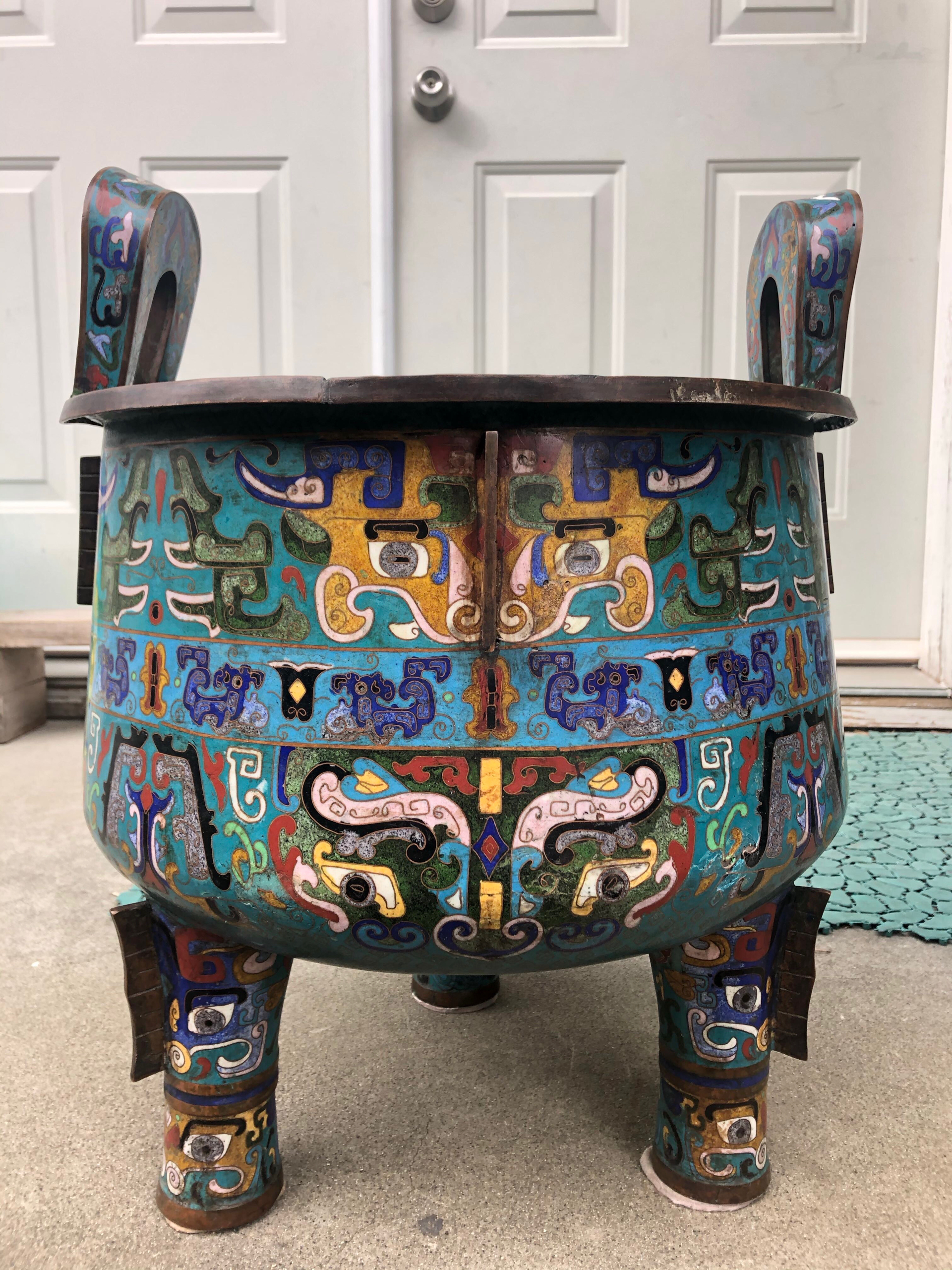 铜胎掐丝珐琅饕餮纹鼎式炉