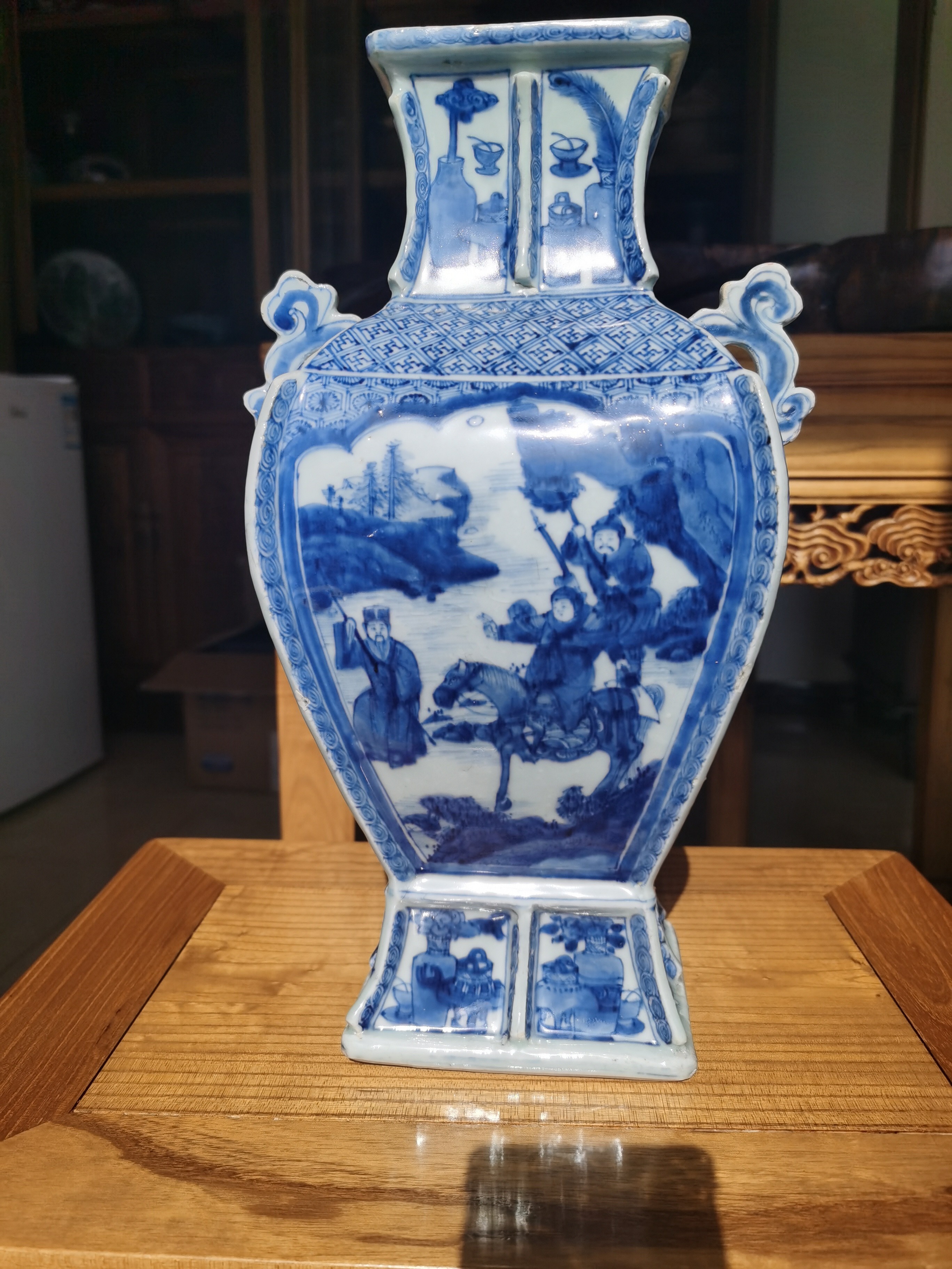 青花双耳龙纹四方瓶